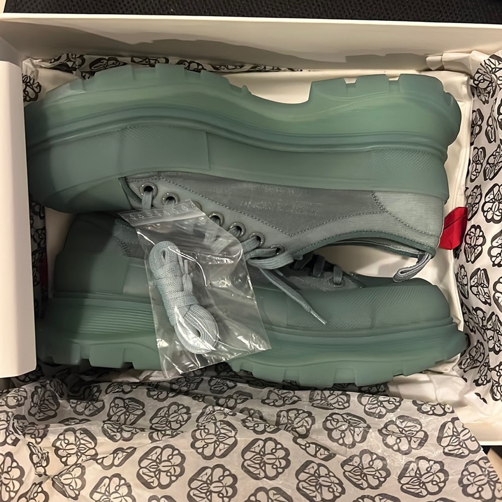 Alexander McQueens Blue Tread Slick Low Sneakers